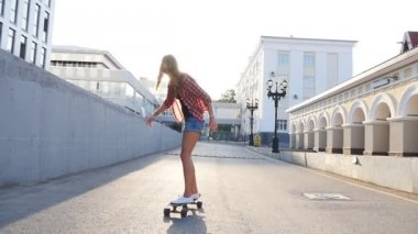 Güneş doğarken kaykay kadın. Kaykay, bacaklar başarı gider