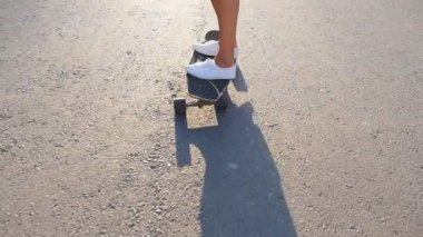 Kız bir kaykay sürme