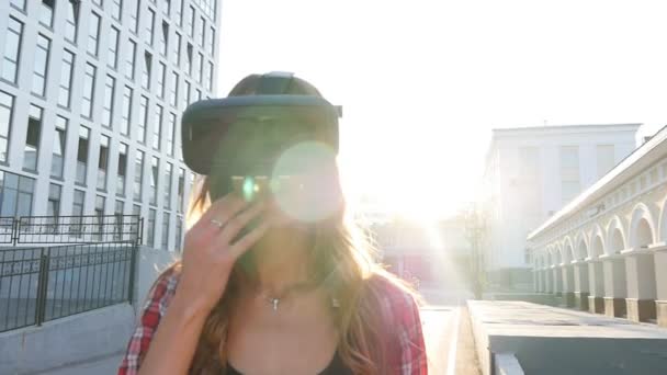 Девушка с устройством виртуальной реальности в городе — стоковое видео