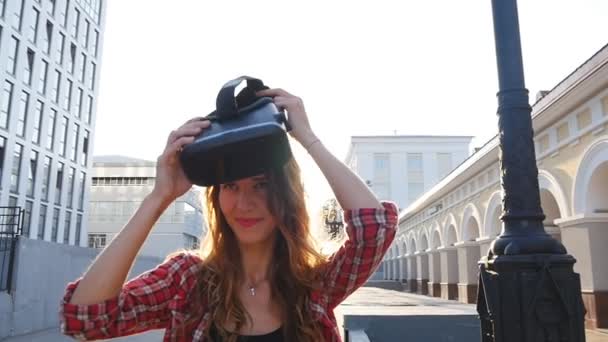 Menina com um dispositivo de realidade virtual na cidade — Vídeo de Stock