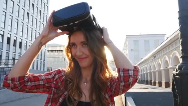 Fille avec un dispositif de réalité virtuelle dans la ville — Video