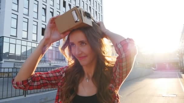 Menina com um dispositivo de realidade virtual na cidade — Vídeo de Stock