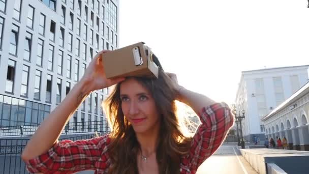 Meisje met een apparaat van virtual reality in de stad — Stockvideo