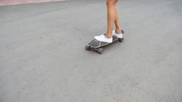 Meisje rijden op een skateboard — Stockvideo