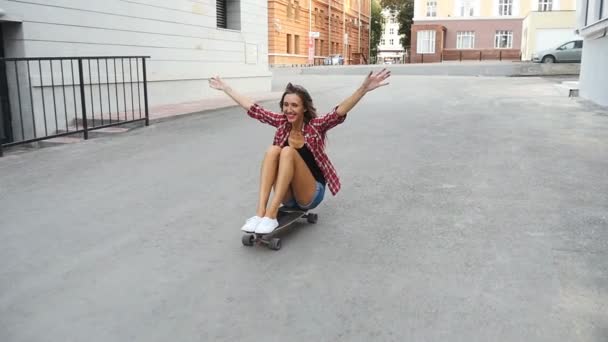 Mädchen fährt auf Skateboard — Stockvideo