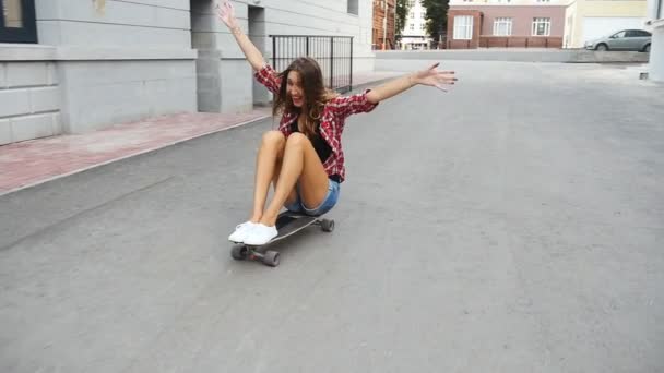 Gadis yang naik skateboard — Stok Video