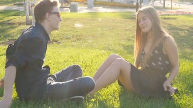 Eğleniyor ve çim üzerinde zevk aşık genç Çift