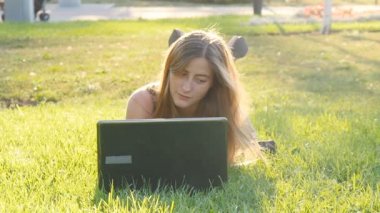 Kadınla çimenlerin üzerinde dışında laptop
