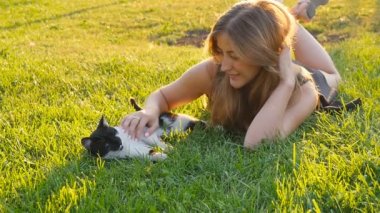 Sevimli kedi ile oynarken mutlu sevimli kız