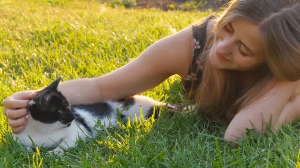 Счастливая симпатичная девочка, играющая с восхитительными кошками — стоковое видео