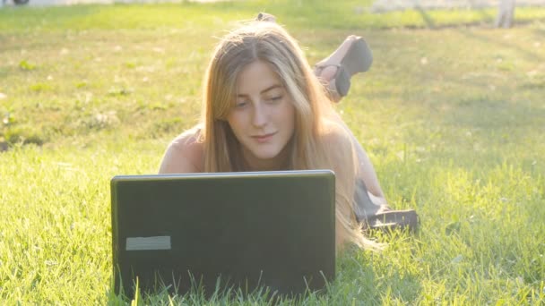 年轻的女孩，笔记本电脑工作室外 — 图库视频影像