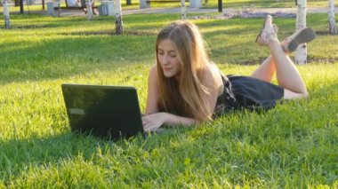 Kadınla çimenlerin üzerinde dışında laptop