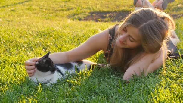 Menina bonito feliz jogando com gatos adoráveis — Vídeo de Stock