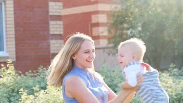 Mère et fils s'amusent — Video