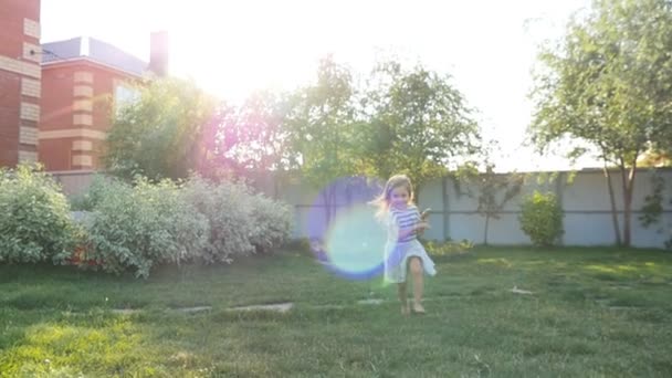 Jovem menina feliz correndo na grama — Vídeo de Stock