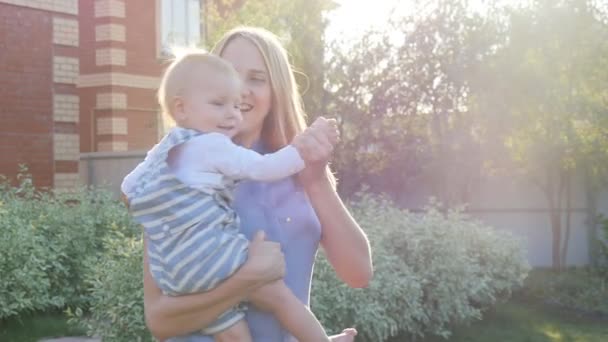 Jonge mooie moeder haar zoontje knuffelen — Stockvideo