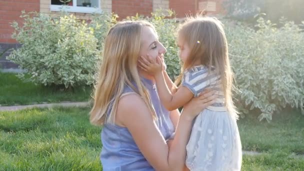 Glad mamma kramar hennes dotter — Stockvideo