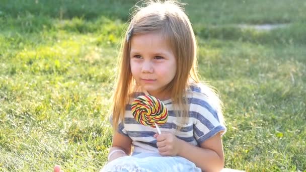 Niña con una piruleta — Vídeo de stock