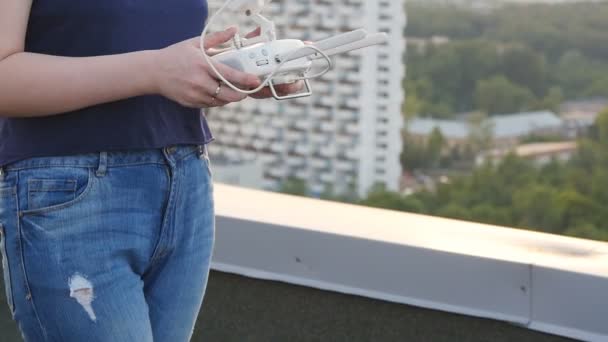 Controllo di un drone elicottero remoto — Video Stock