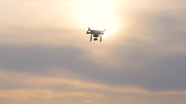 Drone volando en cámara lenta — Vídeo de stock