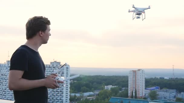 Man besturingselementen drone — Stockvideo