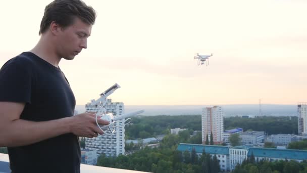 Man kontrollerar drone — Stockvideo