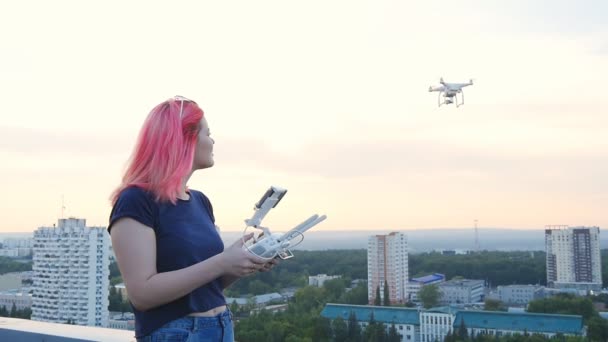 Drone som flyr ved solnedgang – stockvideo