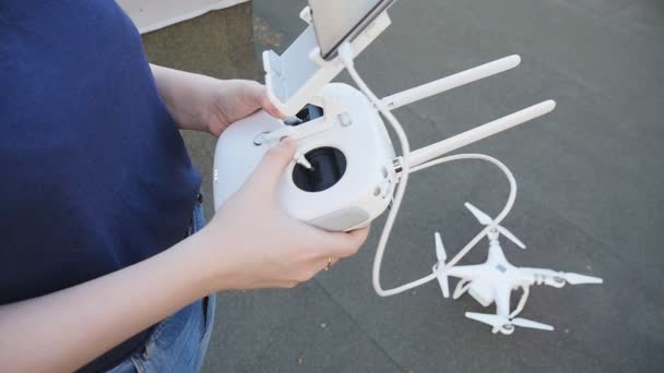 Drone helicóptero arranca su motor — Vídeos de Stock