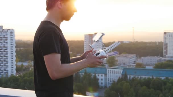 Controllo di un drone elicottero remoto — Video Stock