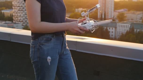 Controllo di un drone elicottero remoto — Video Stock