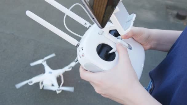 Helicóptero drone liga seu motor — Vídeo de Stock