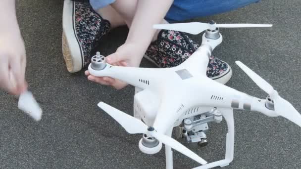 Preparando el dron para el despegue . — Vídeos de Stock