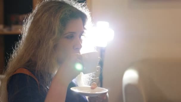 Jeune femme Boire vert dans un café — Video