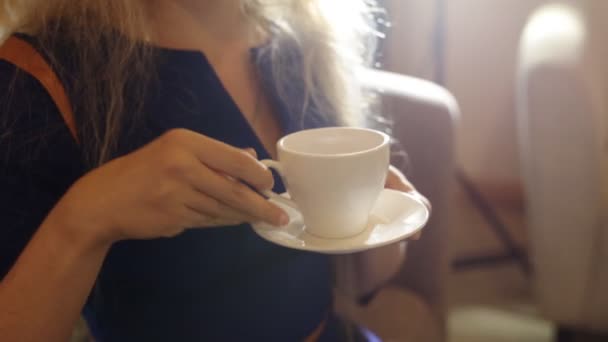 Mujer joven bebiendo verde en la cafetería — Vídeos de Stock