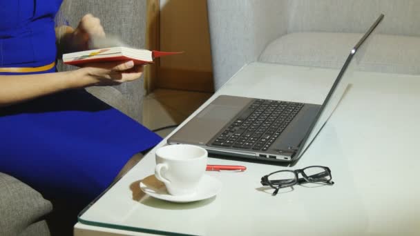 Güzel genç kadın onun laptop pc kullanırken bir fincan kahve tutan bir kafe Restoran kapalı oturma — Stok video