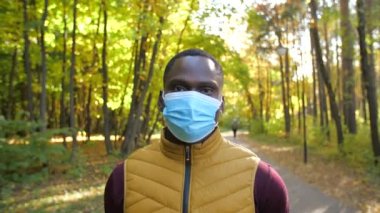 Salgının sonu geldi. Karantina kavramını durdurun. Mutlu, genç bir Afrikalı adam koruyucu maskesini çıkarıyor.