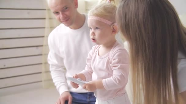 Концепція порушення слуху та їх лікування. Симпатична маленька дівчинка з імплантатом Cochlear — стокове відео