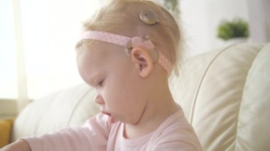 İşitme bozukluğu ve tedavi kavramı. Koklear implantı olan sevimli küçük bir kız.