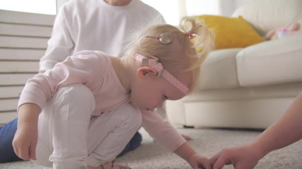 Concept de déficience auditive et leur traitement. Petite fille mignonne avec un implant cochléaire — Video
