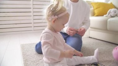 İşitme bozukluğu ve tedavi kavramı. Koklear implantı olan sevimli küçük bir kız.