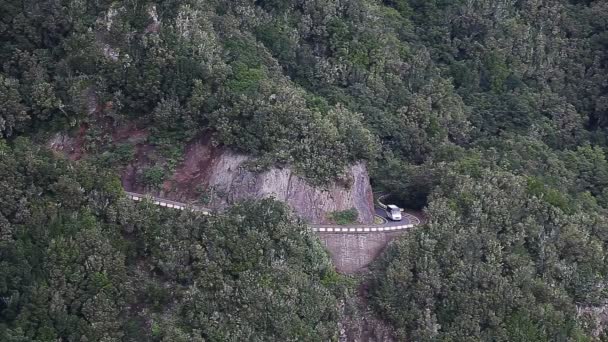 Carro em serpantina — Vídeo de Stock