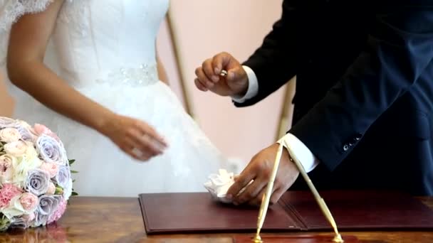 Надеть обручальное кольцо на палец невесты — стоковое видео