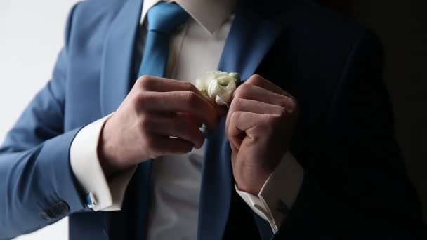 Lo sposo indossa una cravatta e gemelli boutonniere — Video Stock