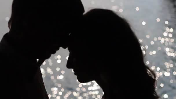 Silhouette couple kissing — Stock Video