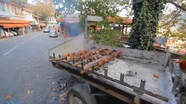 Rotující plivat pečené kuře — Stock video