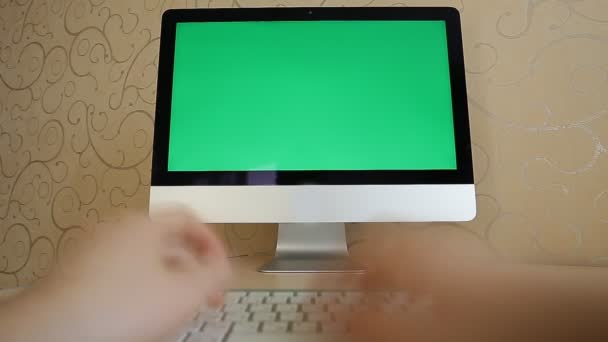 Persona escribiendo increíblemente rápido en un teclado — Vídeos de Stock