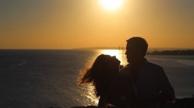 Yavaş çekimde bir öpücük silüeti