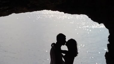 Yavaş çekimde bir öpücük silüeti