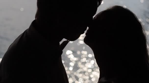 Silhouette di un bacio al rallentatore — Video Stock