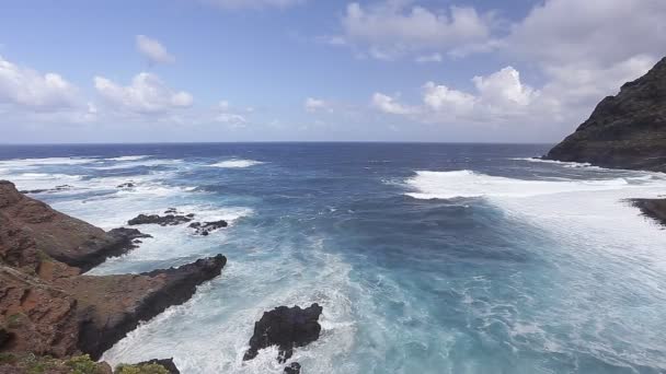 Onde selvagge che si scontrano sulle rocce vulcaniche di Tenerife — Video Stock